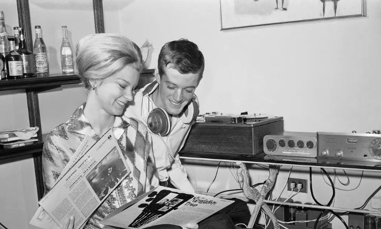 Justin Fonda's parents, Susan Brewer and Peter Fonda as newlyweds.